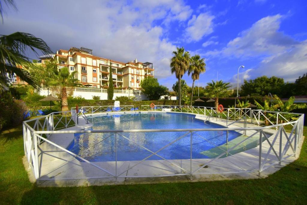 2bdr Sunny With Pool And Private Parking In Appartement